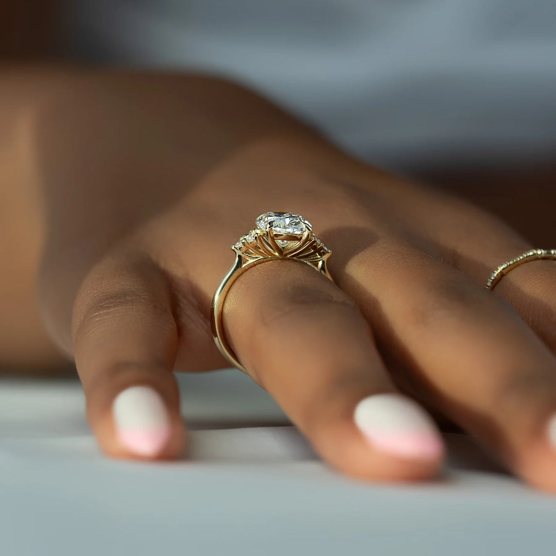 Arya - Oval Side Stone