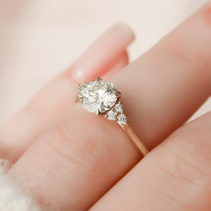 Arya - Round Side Stone